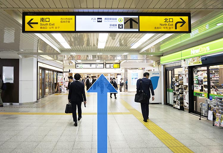 総武本線「本八幡駅」改札を出て直進します。