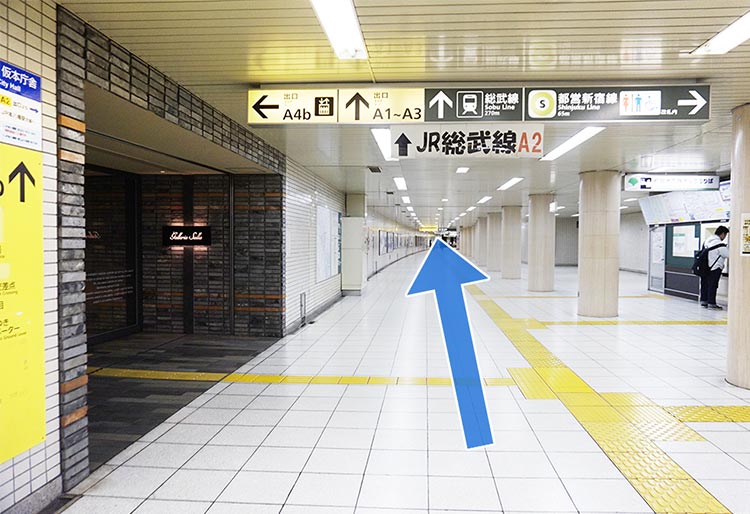 都営新宿線の改札を右手に通り過ぎます。※地上からも行くことができます。